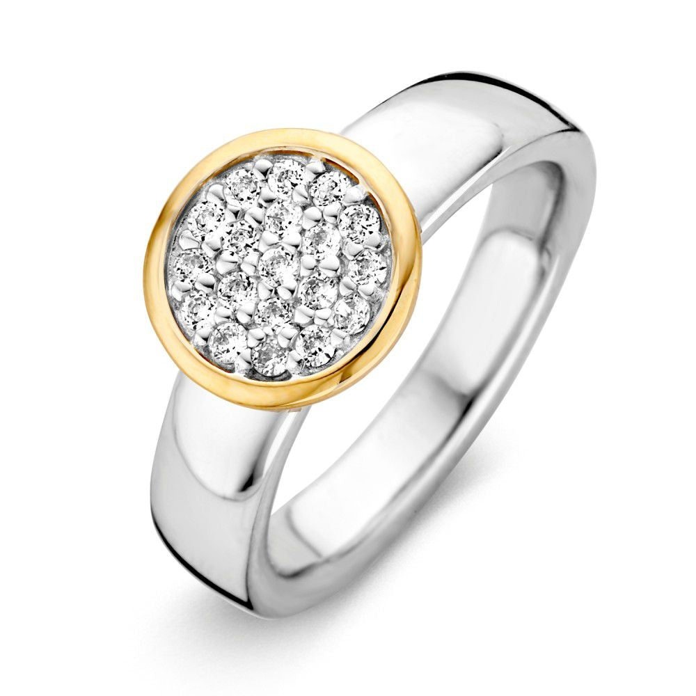 Anillo de dama plateado con acentos en oro amarillo de 14 quilates y circonitas brillantes.