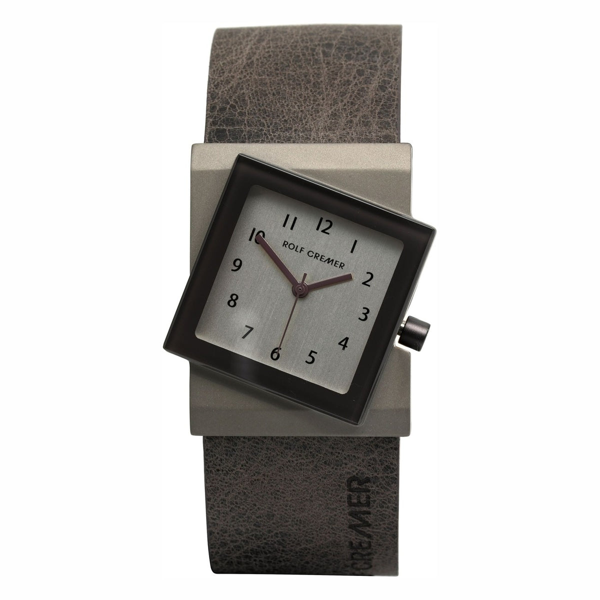Reloj cuadrado con caja gris y esfera plateada, correa de cuero marrón.