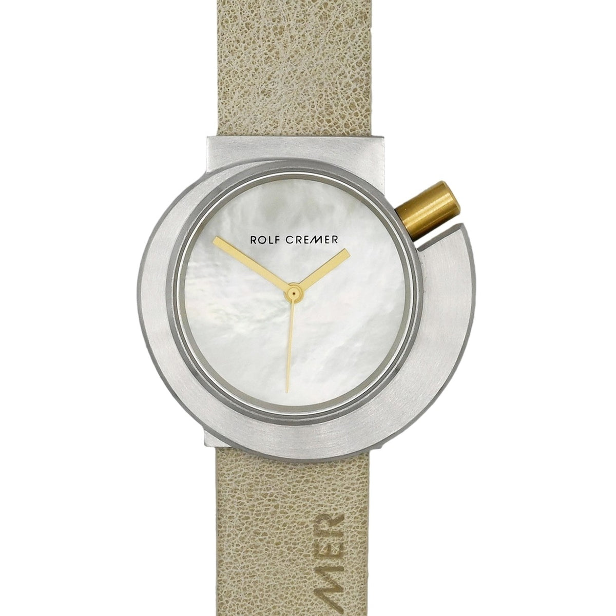 Reloj con esfera de nácar, caja plateada y correa de cuero beige.
