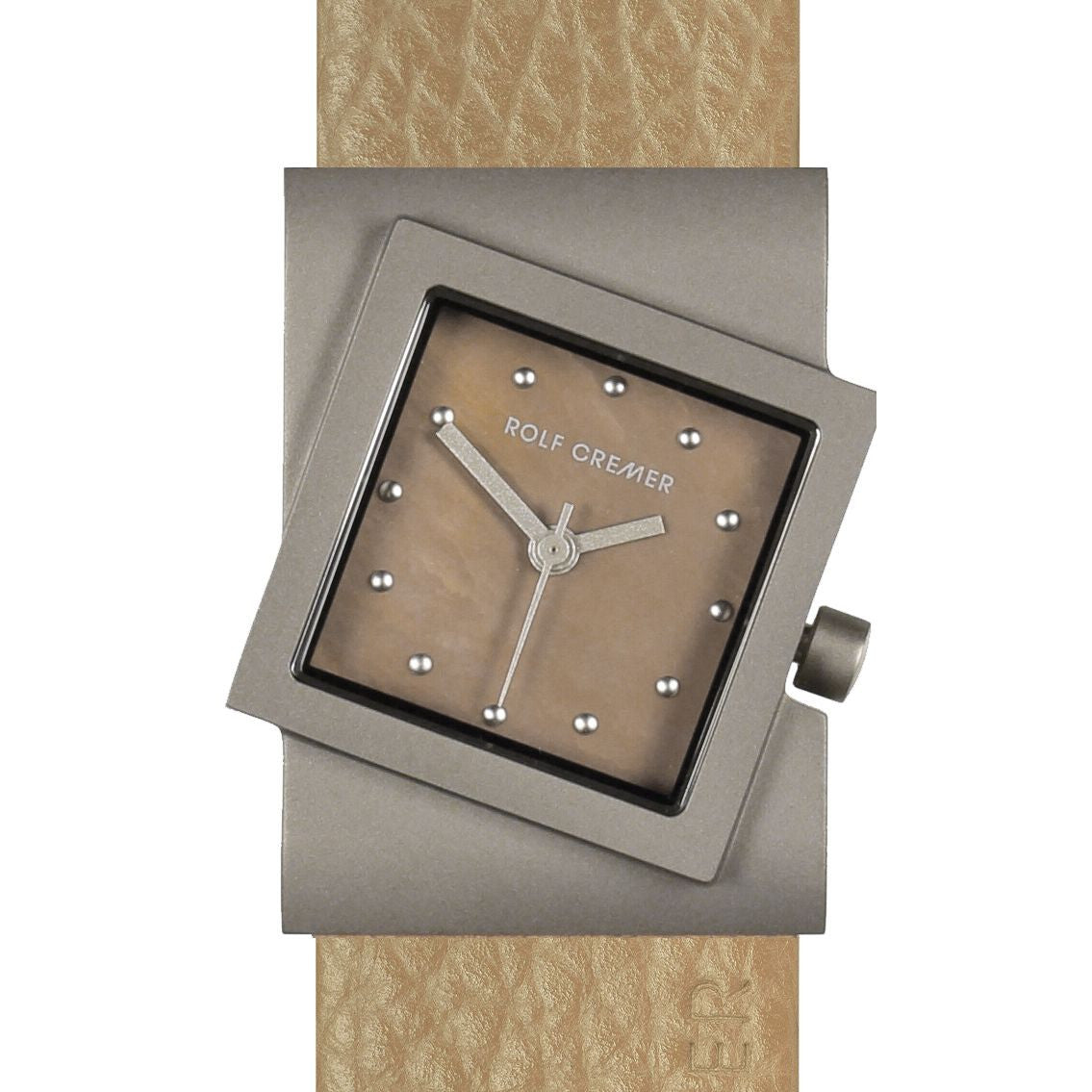 Reloj cuadrado de titanio con esfera marrón y correa de cuero clara.