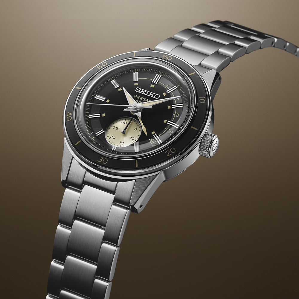 De Seiko Presage heren horloge SSA449J1 is een roestvrijstalen horloge met een zwarte wijzerplaat en retro design, met opvallende wijzers. Het heeft cijfers op intervallen op de roestvrijstalen kast, een gepolijste armband en toont Seiko Presage, met een automatisch uurwerk voor precisie.