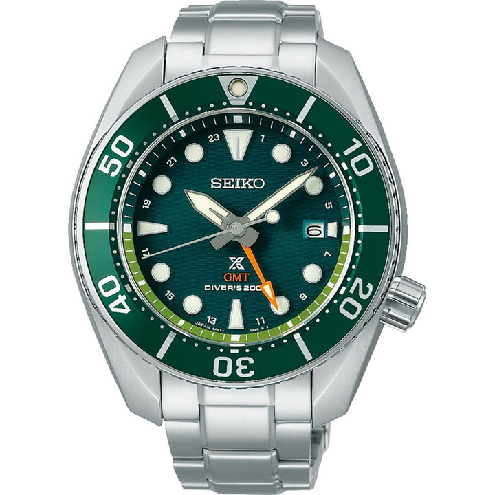 Het duikhorloge Prospex SFK003J1 van Seiko heeft een groene lunette, een blauwgroene wijzerplaat met structuur, lichtgevende markeringen, een datum op 3 uur, de tekst GMT Divers 200m en een roestvrijstalen band, en combineert precisie en stijl.