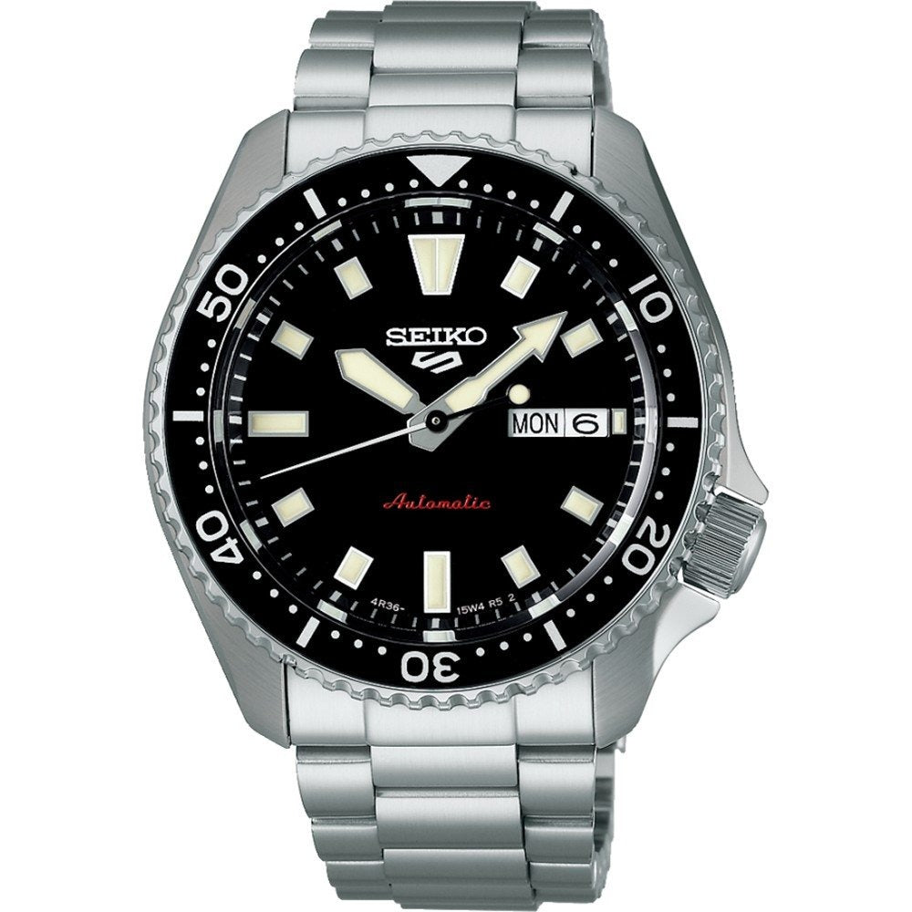 Reloj de hombre Seiko 5 Sports con caja plateada, esfera negra y correa de acero inoxidable.