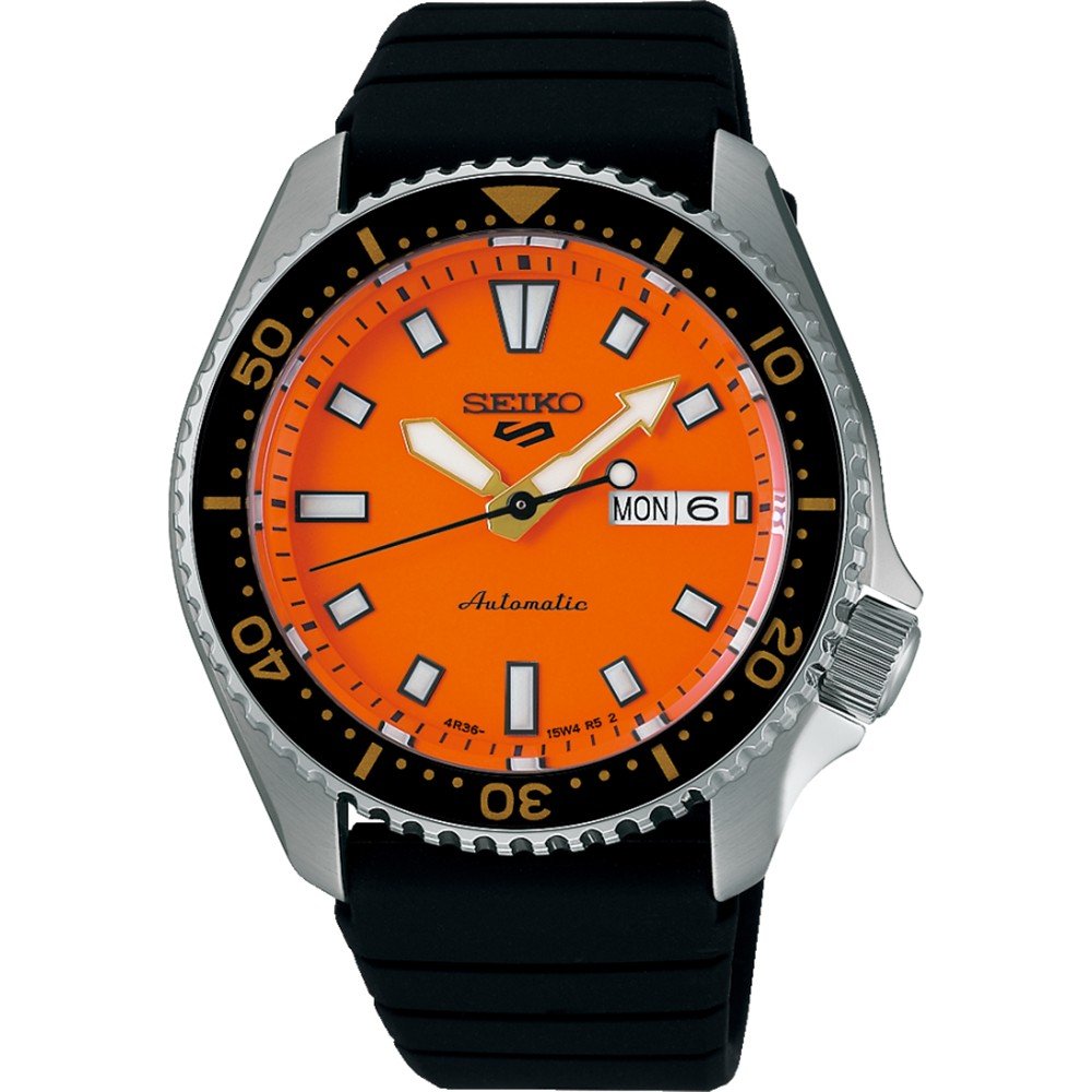 Reloj de hombre Seiko 5 Sports con esfera naranja, caja de acero inoxidable y correa de caucho negra.