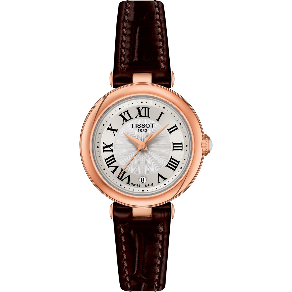 Reloj de mujer Tissot Bellissima con caja rosa y esfera plateada, correa de cuero marrón.
