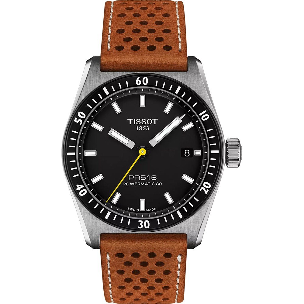 Reloj Tissot PR516 con esfera negra, correa de cuero marrón perforada y detalles amarillos.