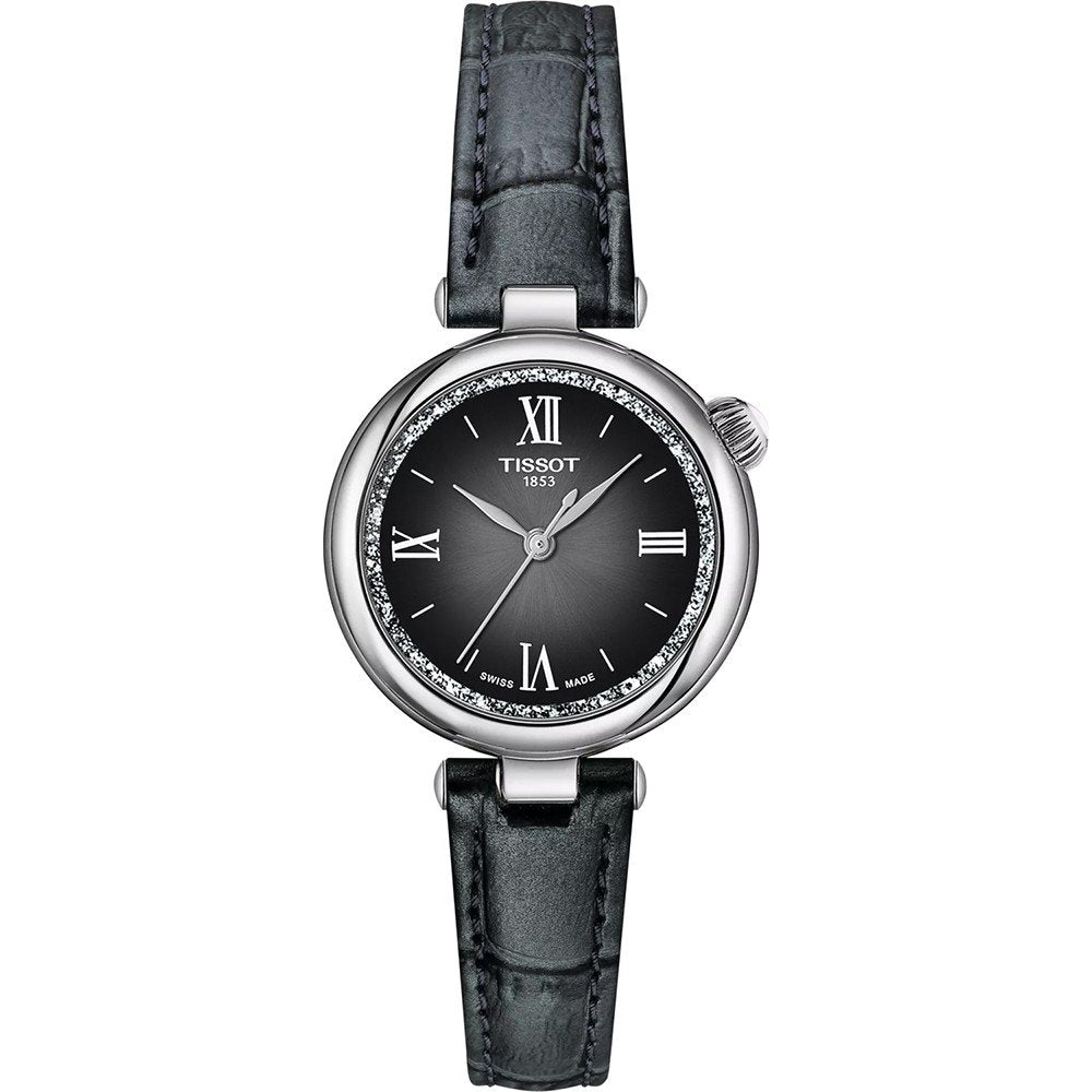 Reloj Tissot con esfera negra, números romanos plateados y correa de piel negra.