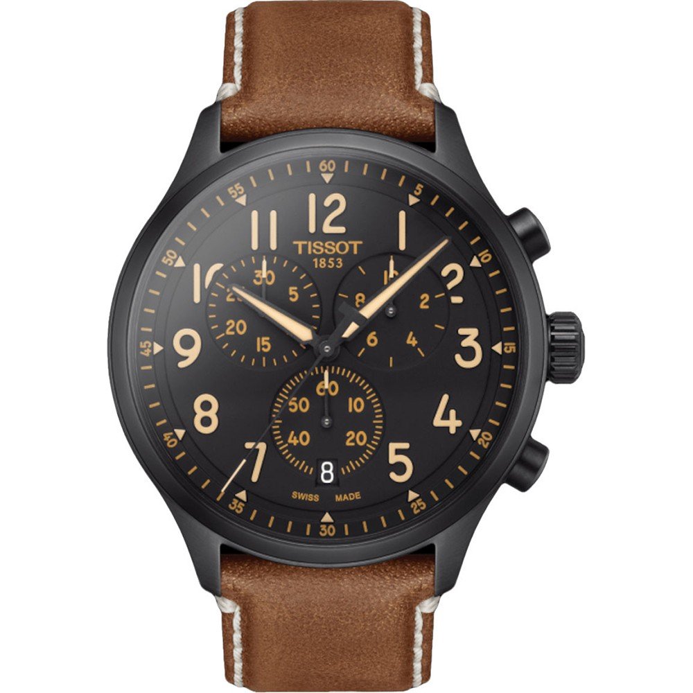 Reloj cronógrafo con esfera negra, números dorados y correa de cuero marrón.