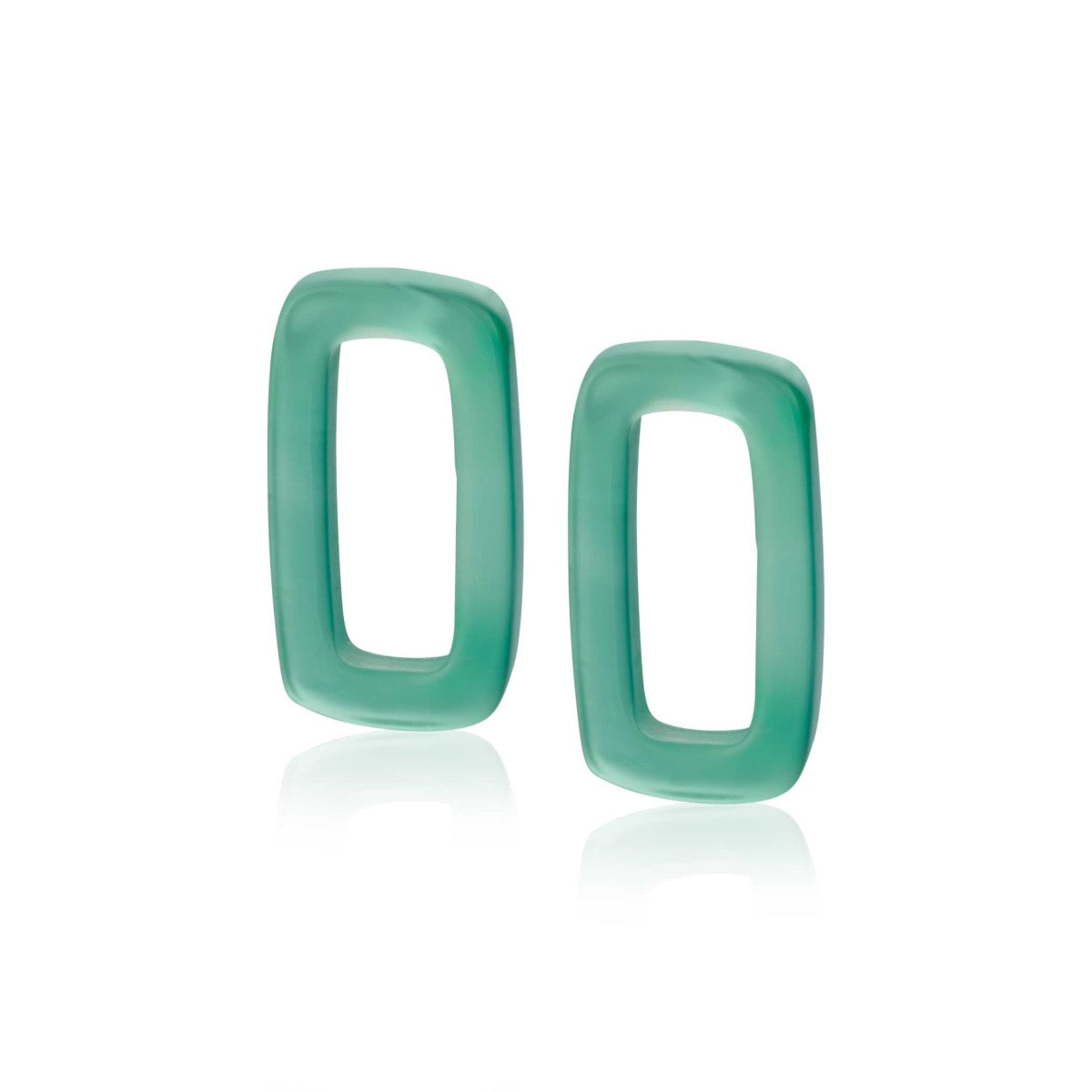 Pendientes rectangulares de color verde claro con acabado mate.