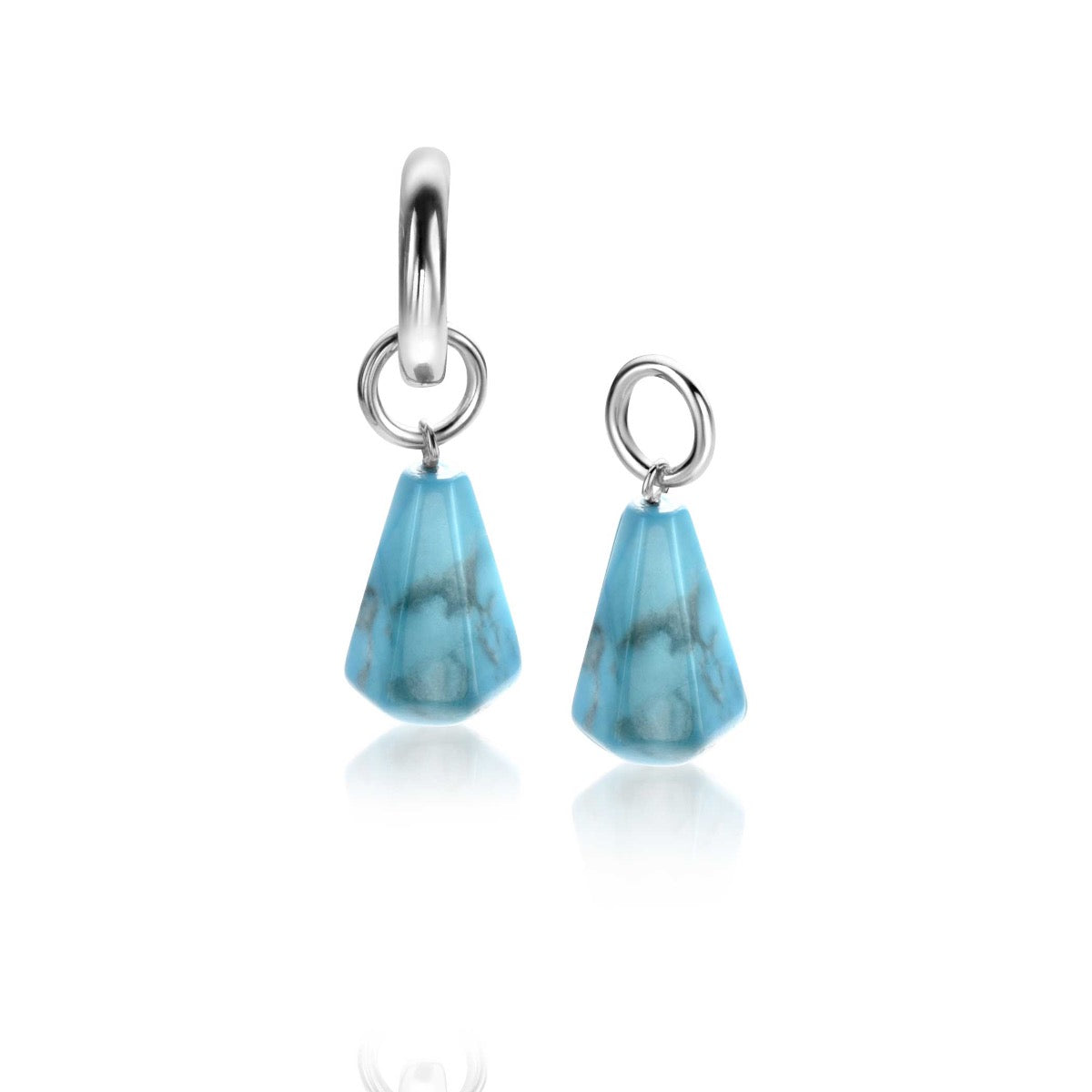 Pendientes de plata con colgantes en forma de gota de color azul claro y detalles en tonos oscuros.