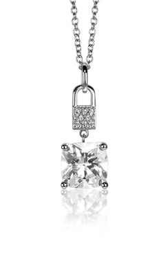 Colgante de plata con un cristal cuadrado grande y detalles de circonitas brillantes.