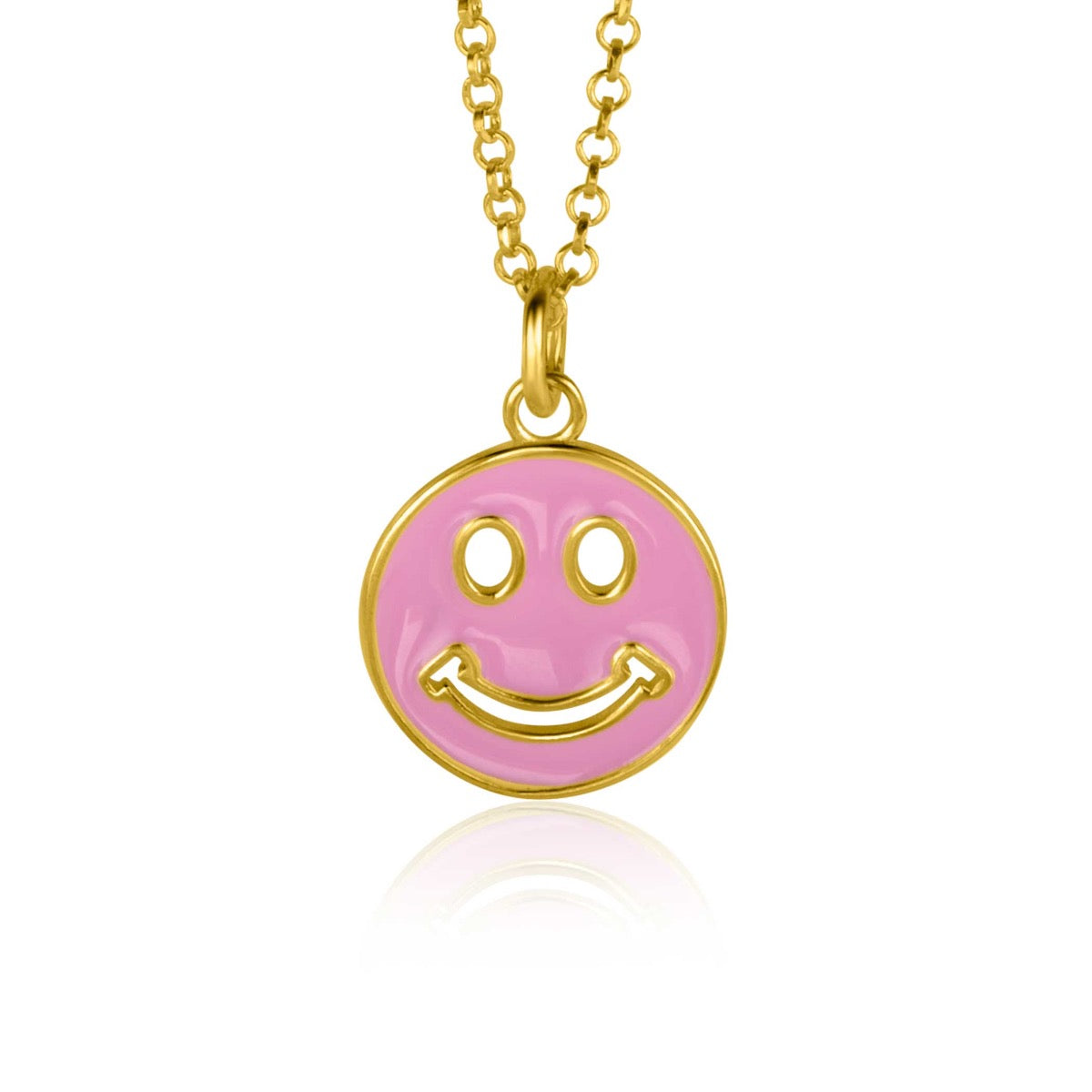 Colgante dorado con forma de cara sonriente y esmalte rosa, suspendido de una cadena delicada.