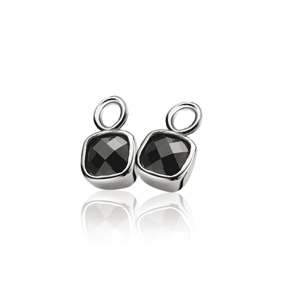 Pendientes de plata con piedras negras facetadas en forma cuadrada.