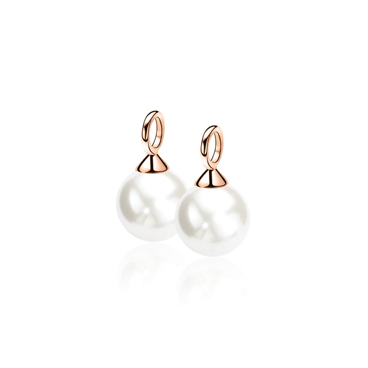 Pendientes largos de perla con detalles en dorado.