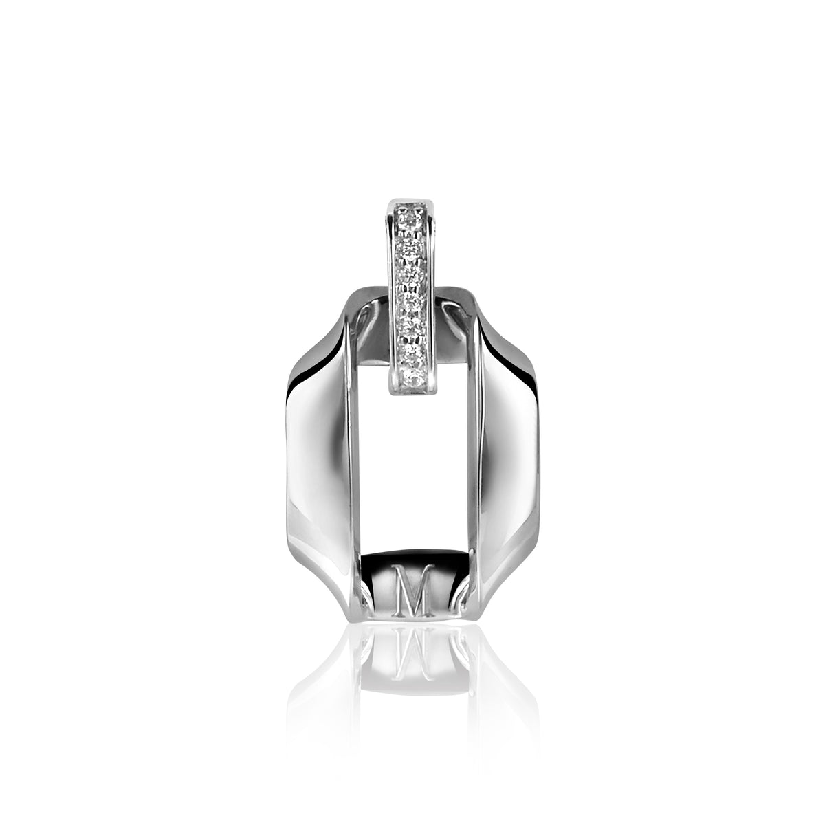 Colgante de plata con diseño moderno y detalles brillantes.