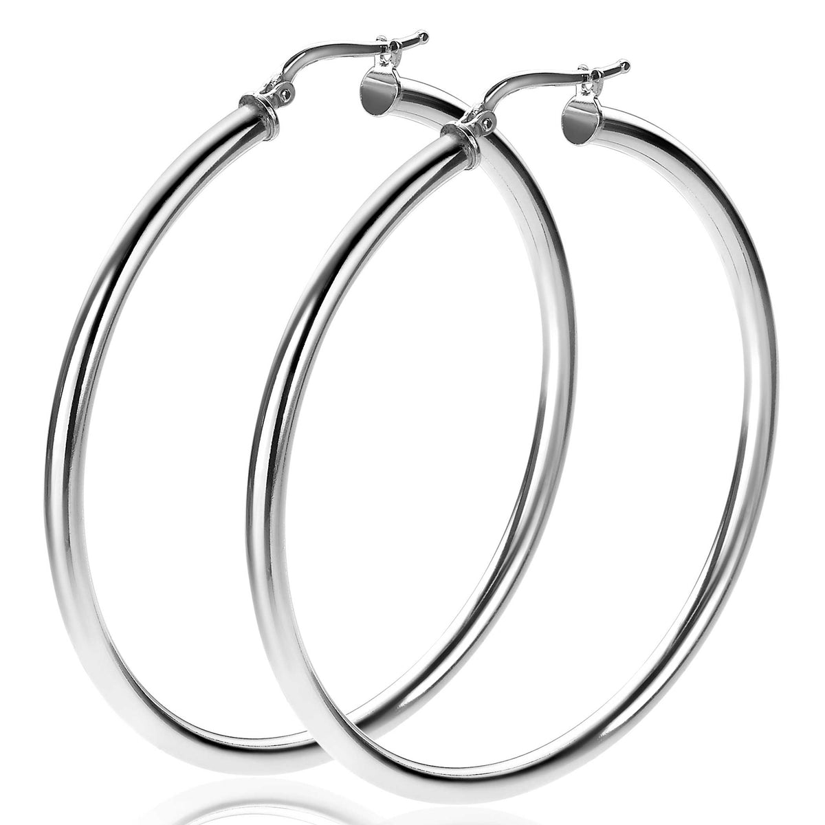 Pendientes de aro plateados con un diseño liso y brillante.
