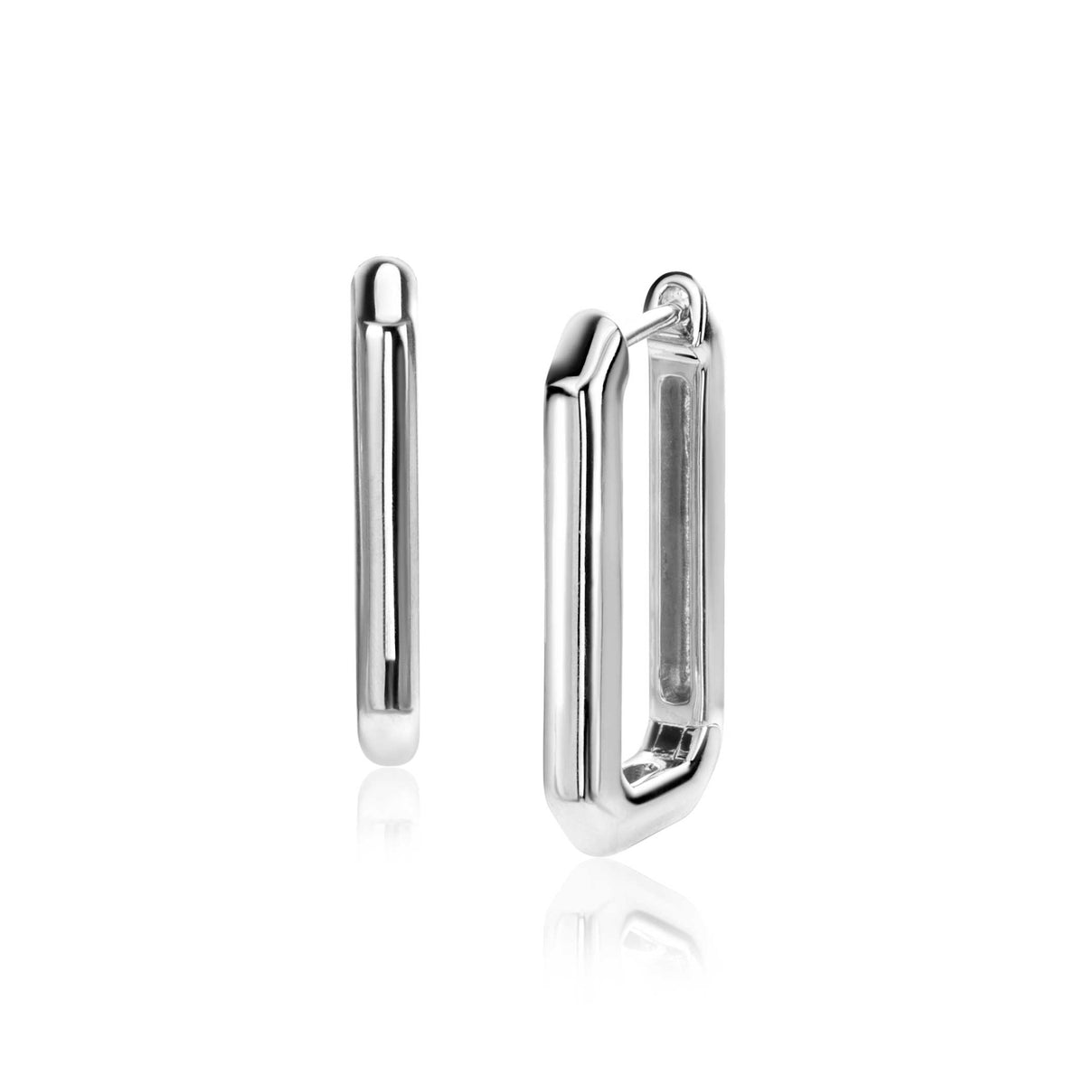 Pendientes de plata con diseño alargado y acabado pulido.