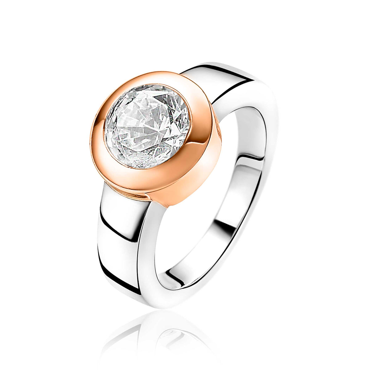 Anillo chapado en oro con piedra brillante en forma redonda y detalle en tono rosa.