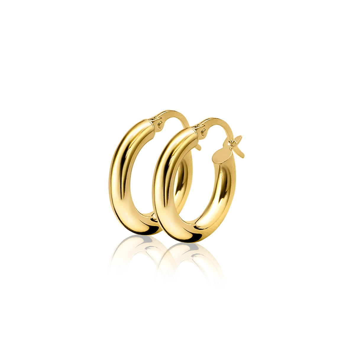 Pendientes de aro dorados con un diseño liso y brillante.