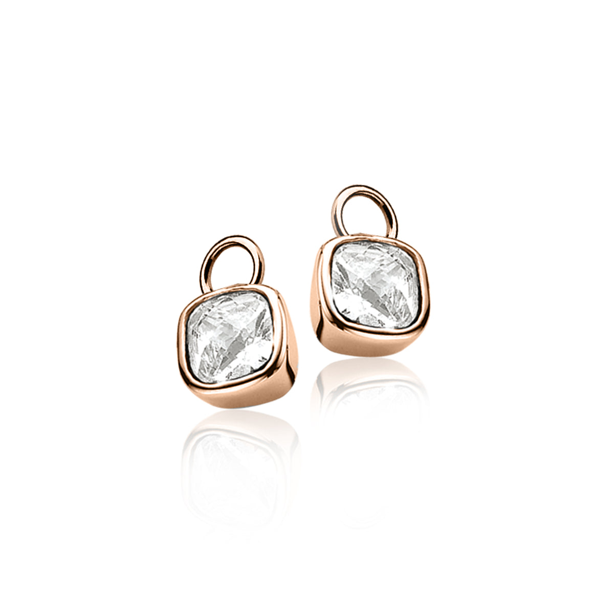 Pendientes de aro chapados en oro con piedras transparentes en forma cuadrada.