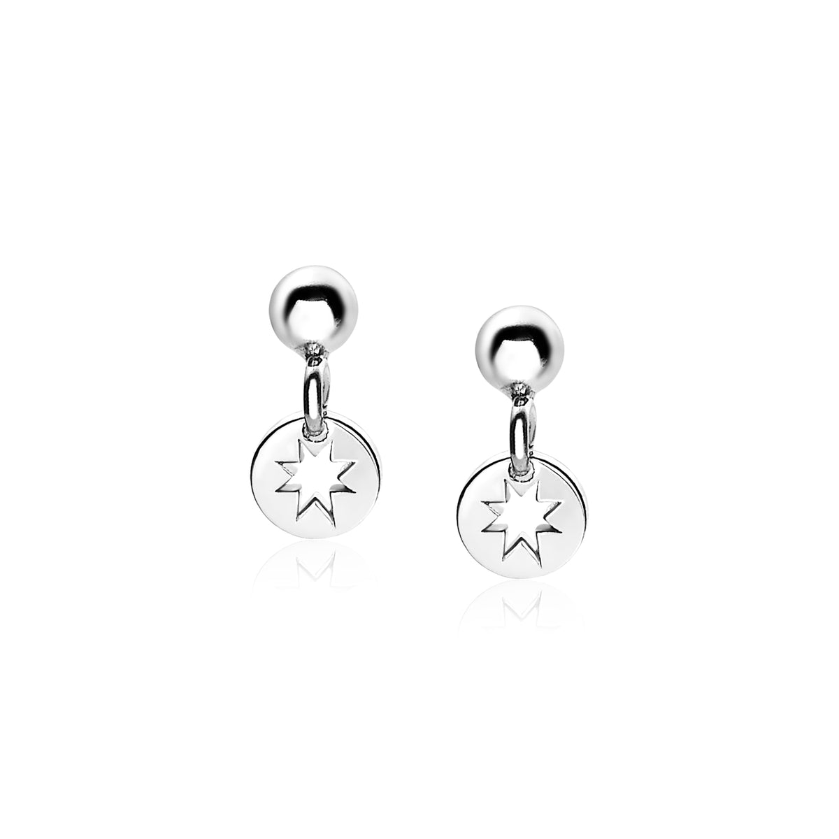 Pendientes de plata con colgante circular y estrella grabada.