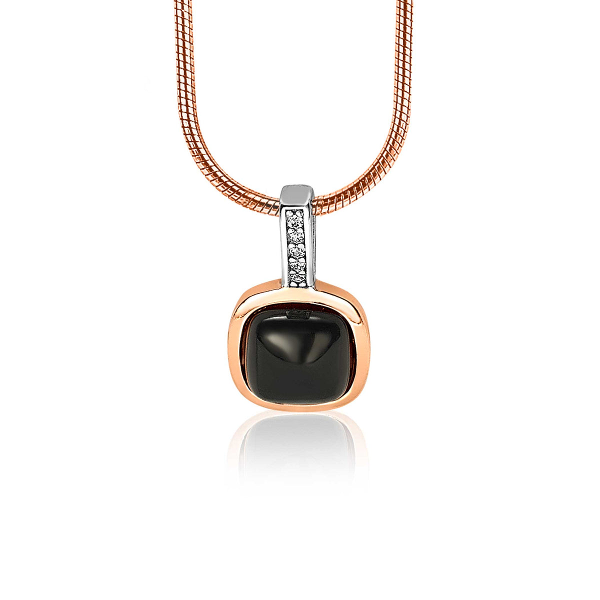 Colgante dorado con piedra negra cuadrada y detalles brillantes, montado en cadena fina.