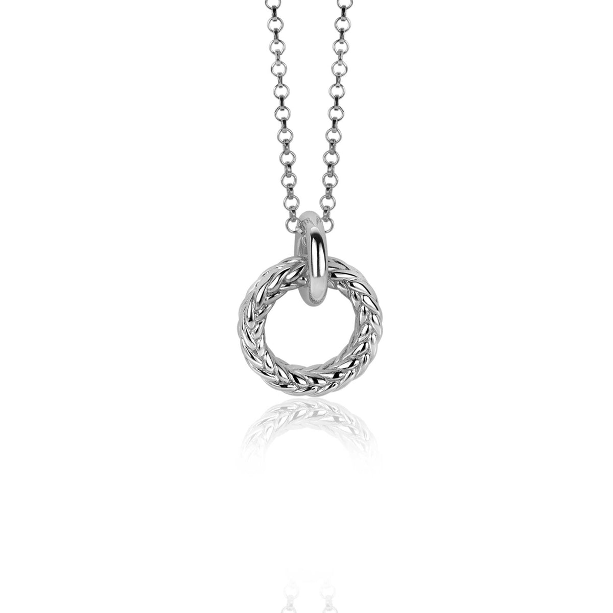 Colgante plateado en forma de anillo trenzado con cadena delicada.