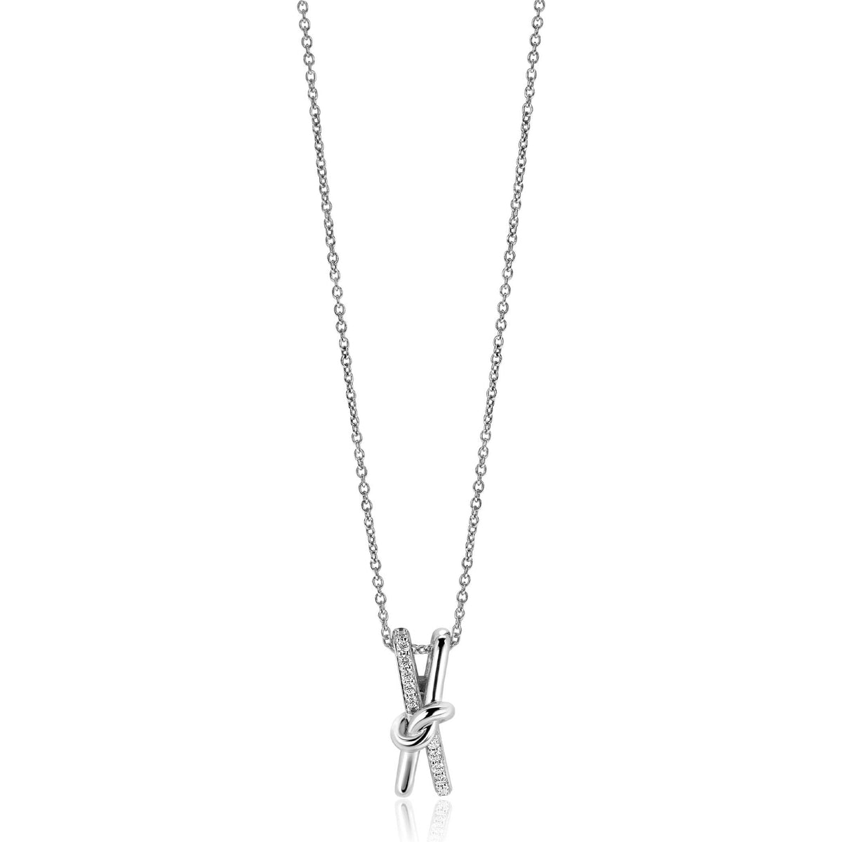 Collar de plata con un colgante en forma de nudo, decorado con detalles brillantes.