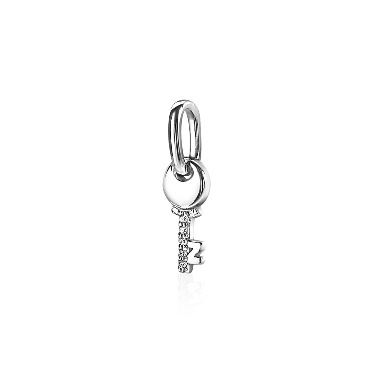 Colgante de plata con forma de llave y detalle de letra Z.