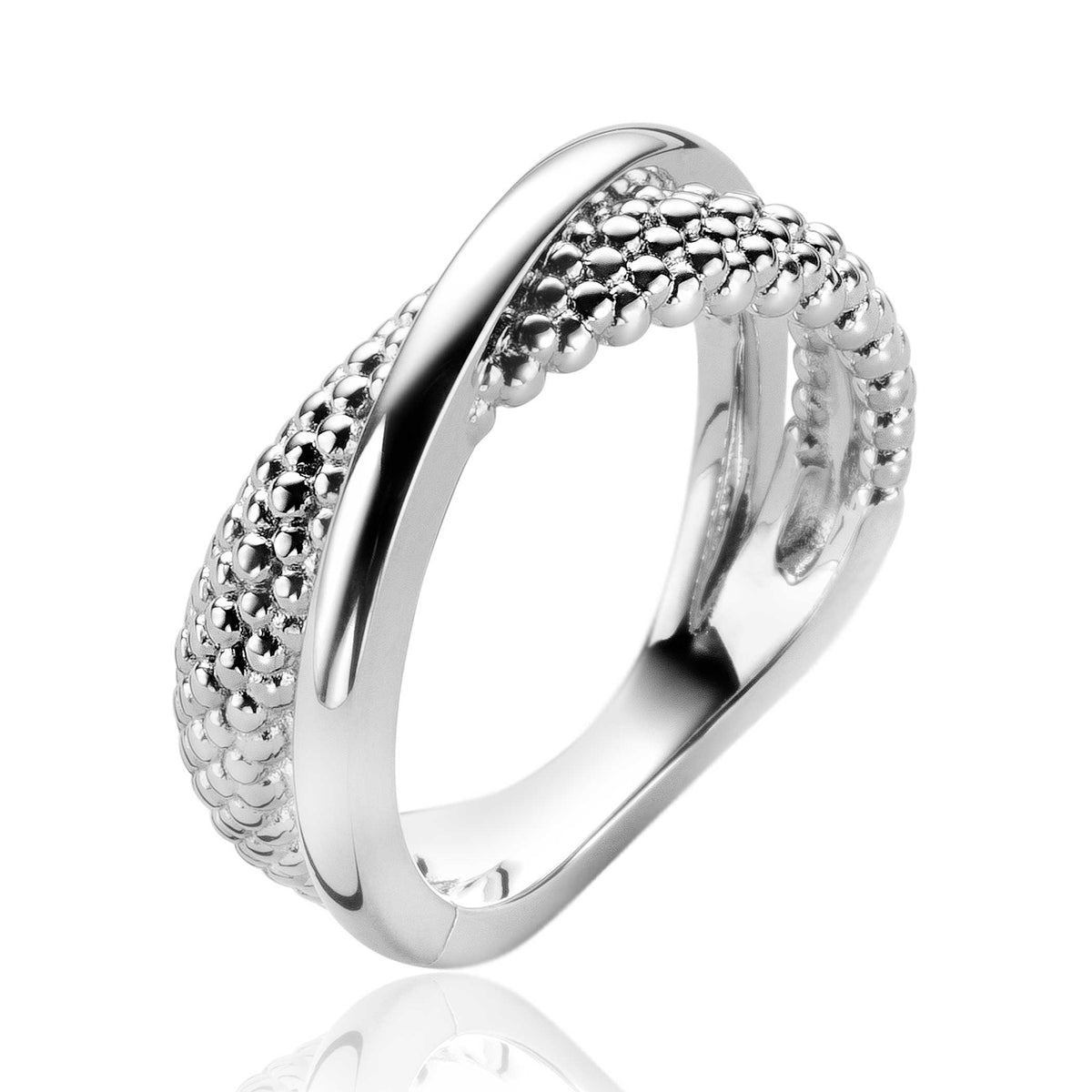 Anillo de plata con diseño entrelazado y textura granulada.