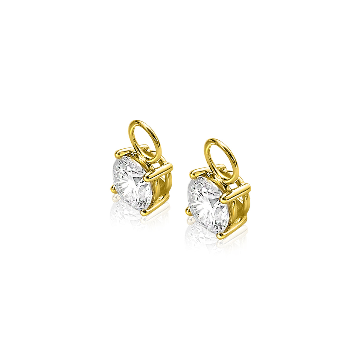Pendientes de oro con piedras brillantes en forma de corazón.