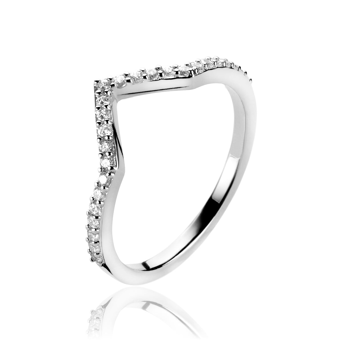 Anillo de plata con diseño asimétrico y detalles de circonitas brillantes.