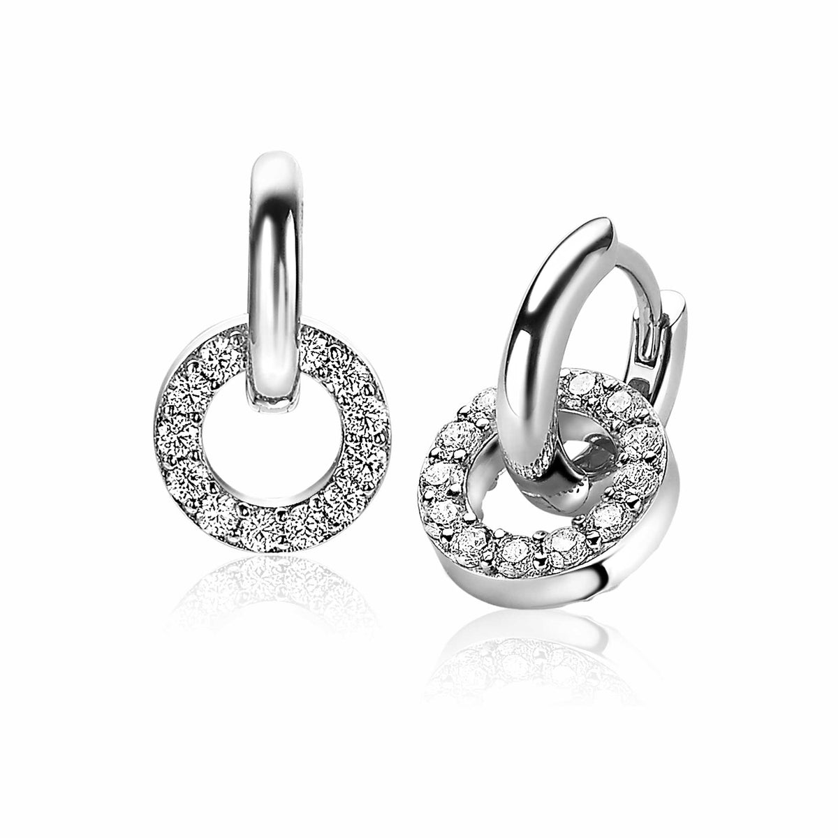 Pendientes de plata con forma de aro y detalles de circonitas brillantes.