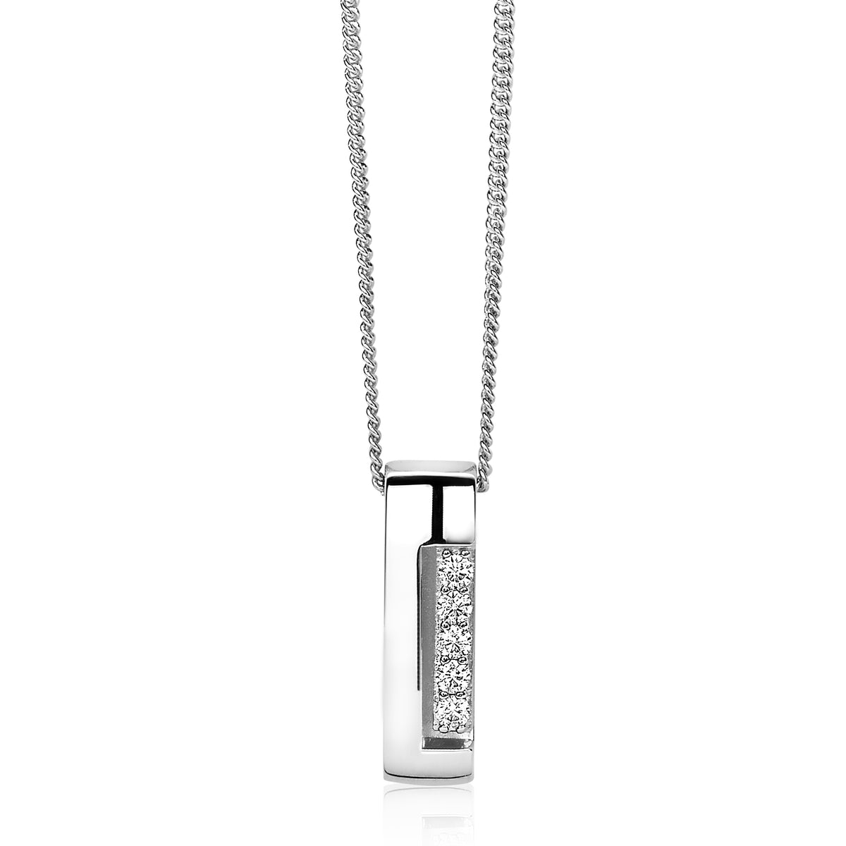 Collar de plata con colgante rectangular y detalles brillantes.