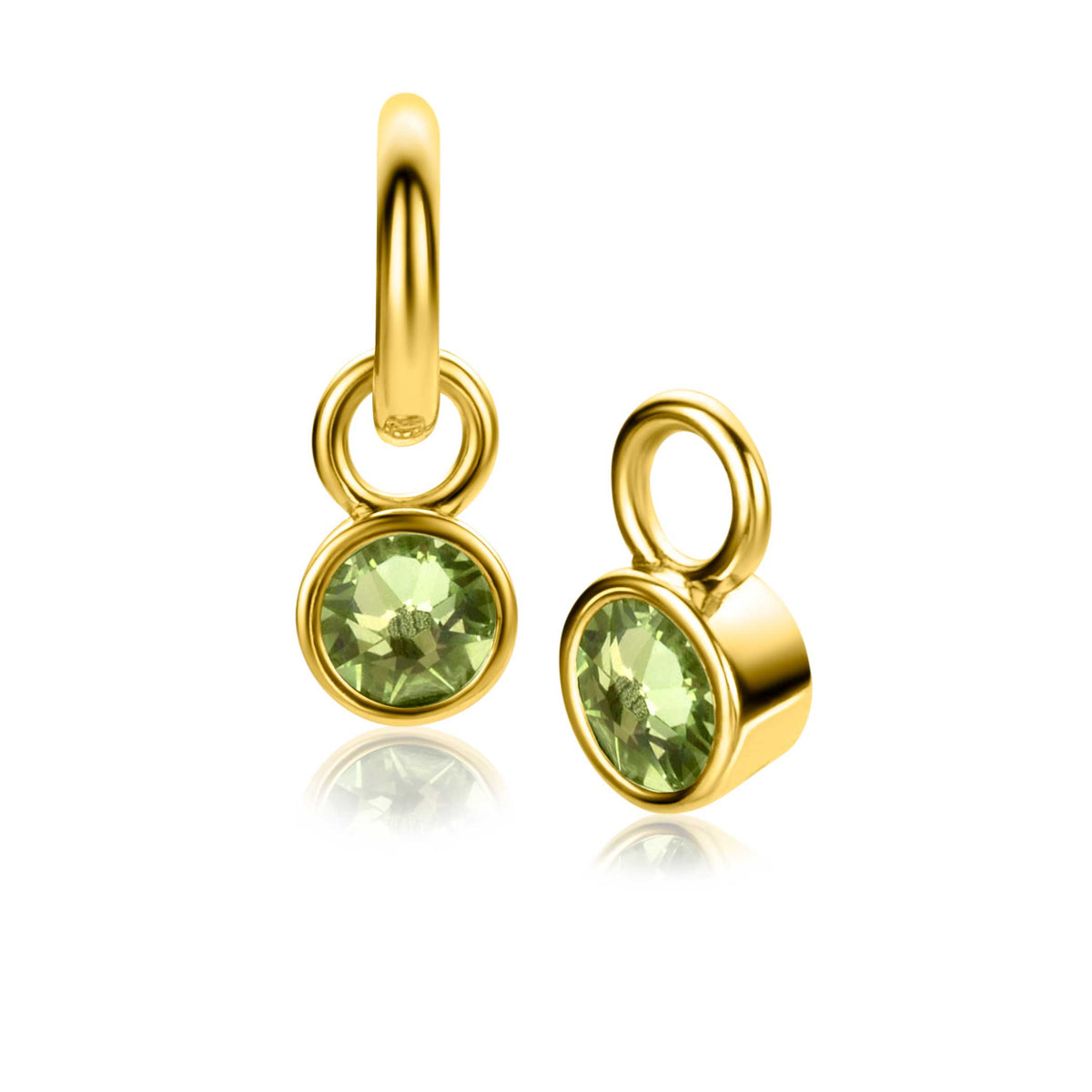 Pendientes de aro dorados con un charm circular y una piedra verde brillante.