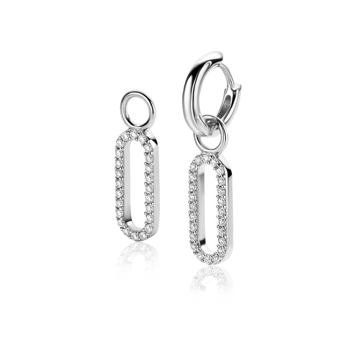 Pendientes largos de plata con forma ovalada y adornos de circonitas brillantes.