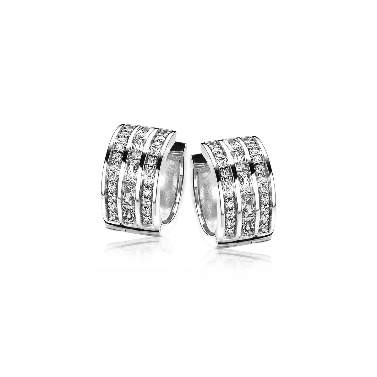 Pendientes de plata con diseño de bandas y detalles de circonitas brillantes.