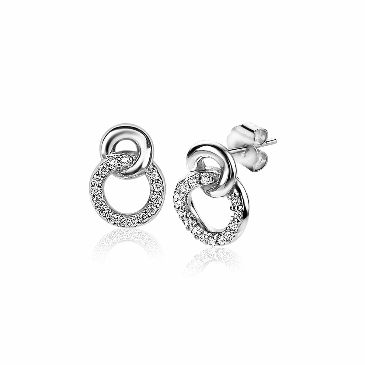 Pendientes de plata con diseño de aros entrelazados y detalles de circonitas brillantes.