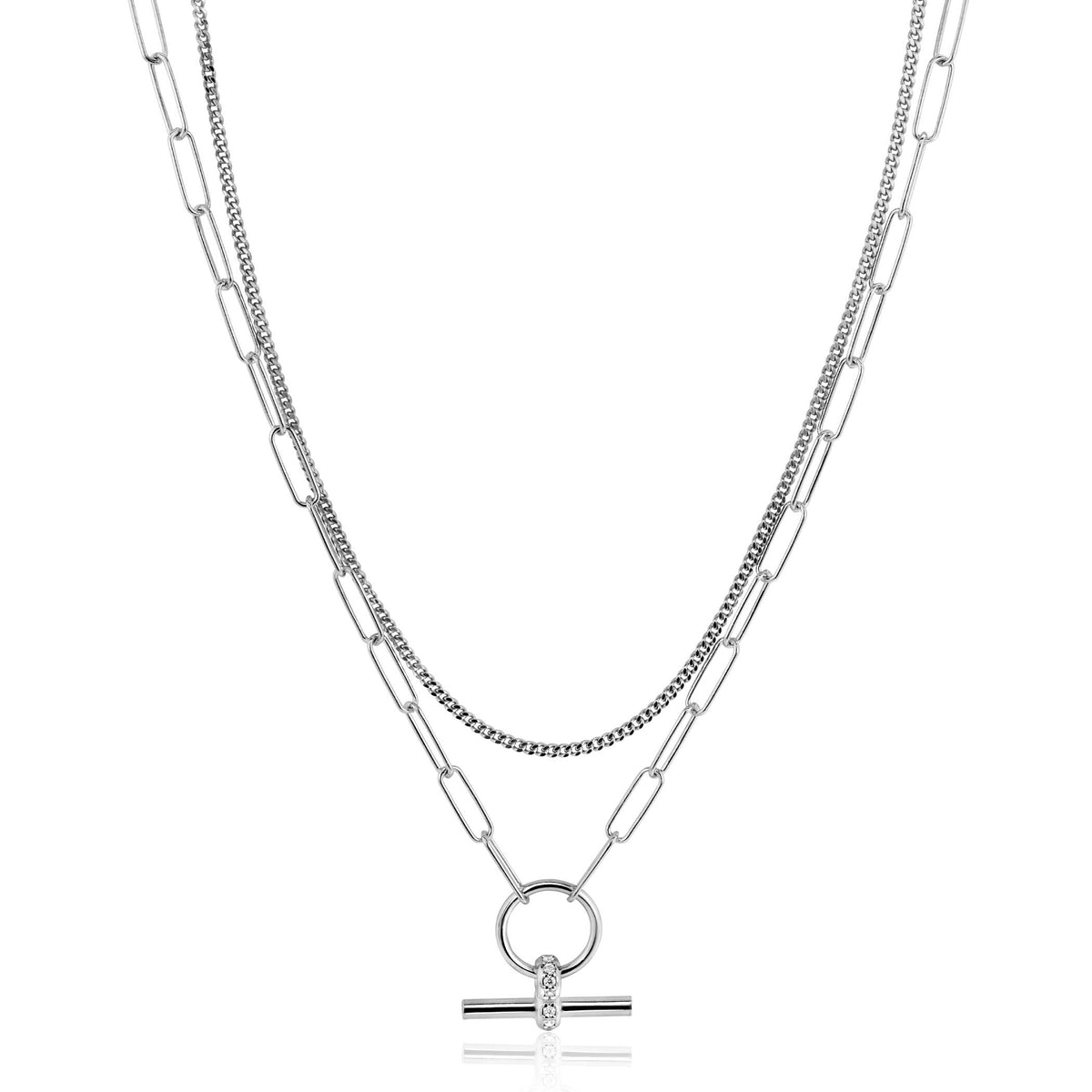 Collar de plata con eslabones y un colgante en forma de anillo con un detalle brillante.