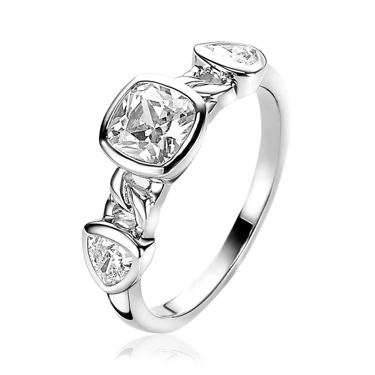 Anillo de plata con tres piedras brillantes, dos en forma de triángulo y una cuadrada en el centro.