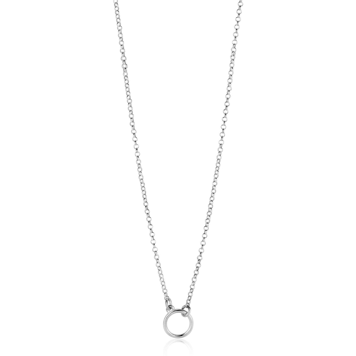 Cadena de plata con un colgante circular en el centro.