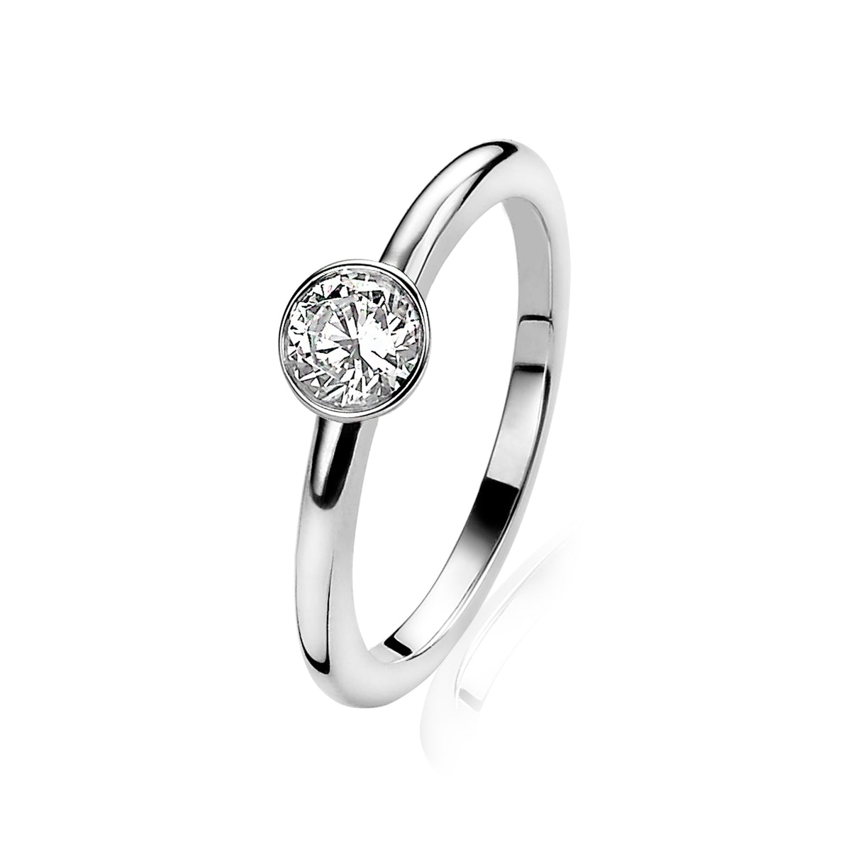 Anillo de plata con un brillante en el centro y diseño minimalista.