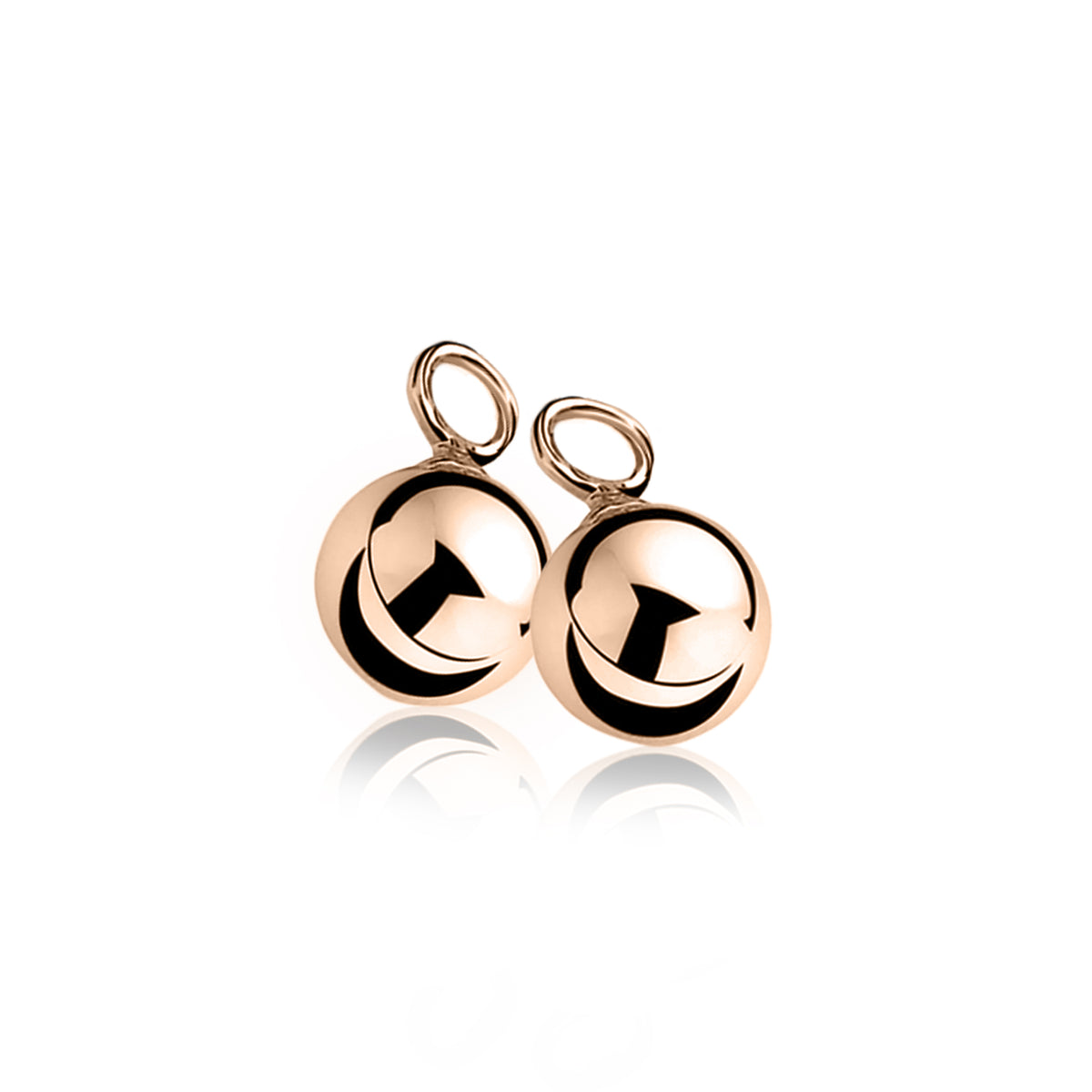 Pendientes de aro dorados con forma esférica y acabado brillante.