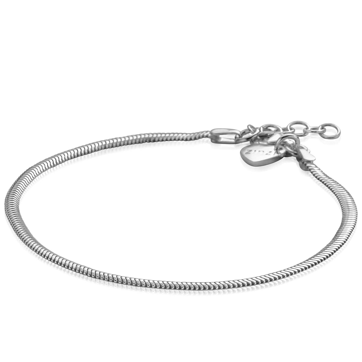 Introductie van de ZINZI Armband Zilver Zia2401, een strakke zilveren armband met een slangenkettingontwerp. Het bevat een verstelbare sluiting met meerdere lussen voor een perfecte maat, met een klein label bij de sluiting, afgebeeld op een effen witte achtergrond om zijn tijdloze allure te weerspiegelen.