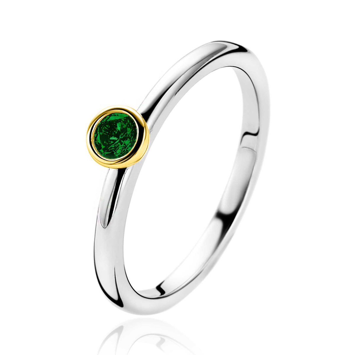 Anillo plateado con un brillante verde engastado en un marco dorado.