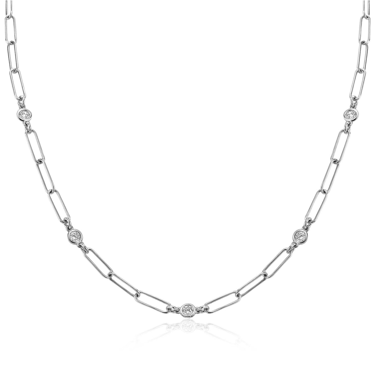 Cadena de plata con eslabones alargados y detalles de circonitas brillantes.