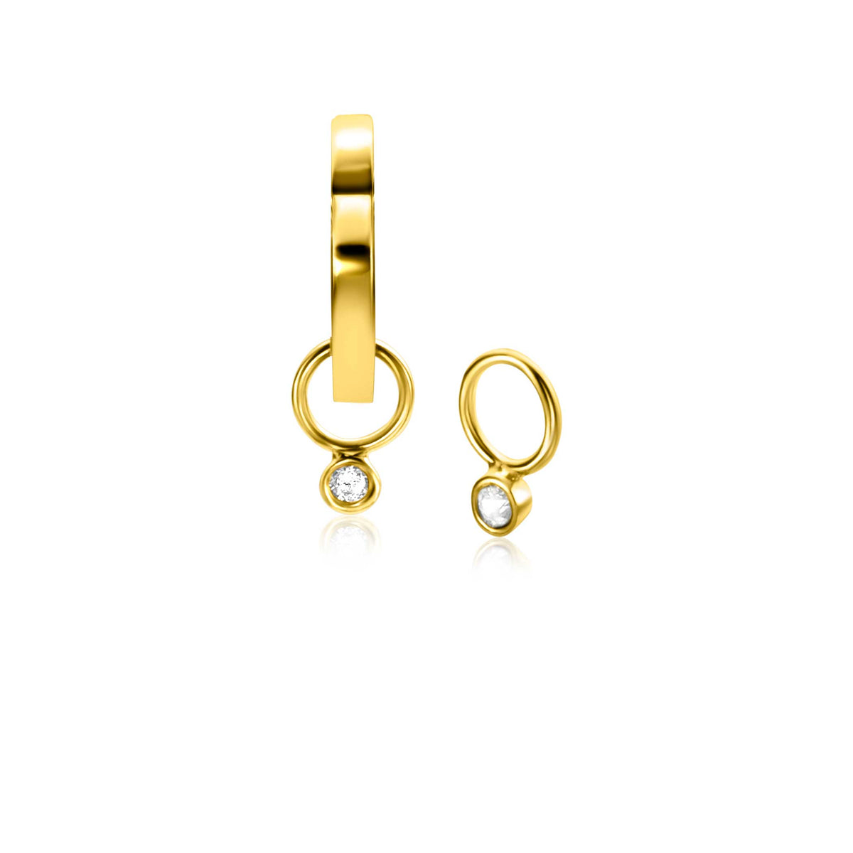 Pendientes de aro dorados con un charm y una piedra brillante.