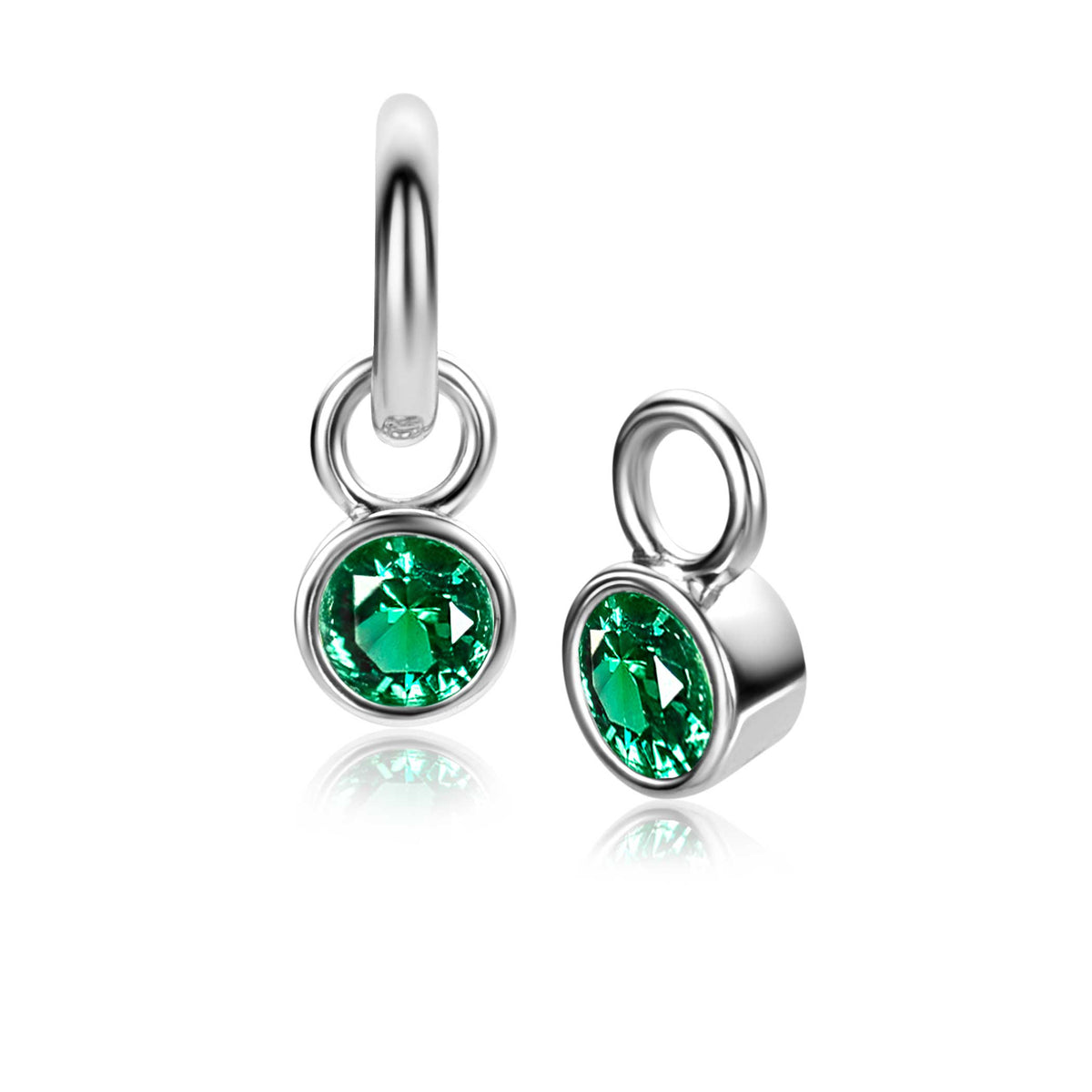 Pendientes de plata con piedras verdes brillantes en forma redonda.