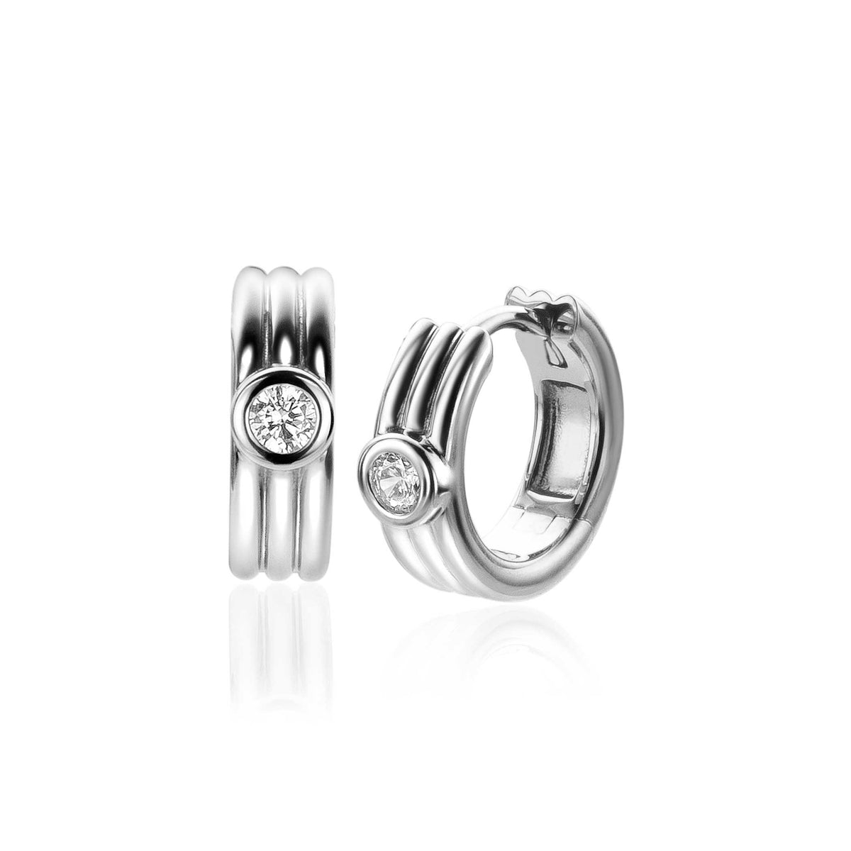 Pendientes de plata con diseño de tres franjas y un brillante en el centro.
