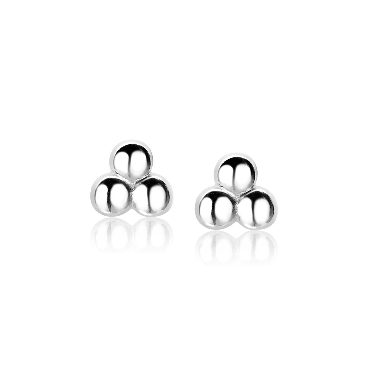 Pendientes de plata con tres esferas pulidas en forma triangular.